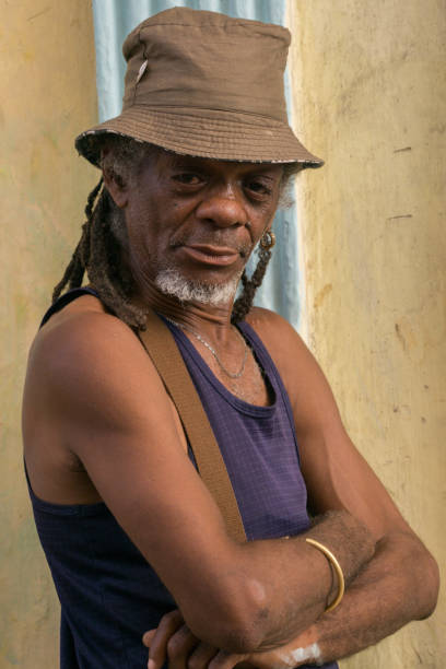 portret van een man van middelbare leeftijd afro-cubaanse met zijn arns gevouwen - foto’s van oudere mannen stockfoto's en -beelden