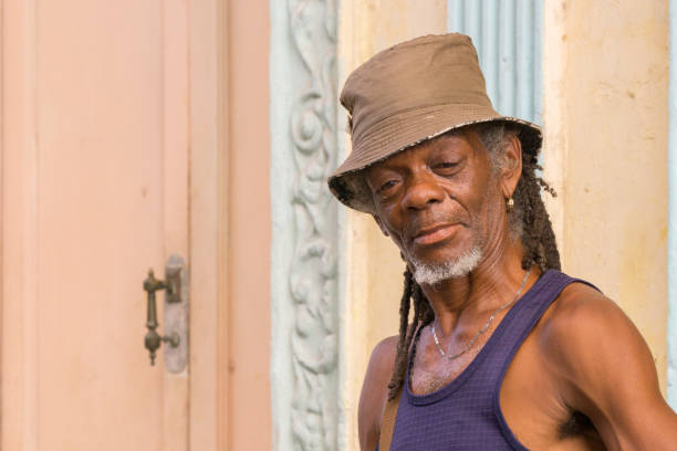 portret van een man van middelbare leeftijd afro-cuban - foto’s van oudere mannen stockfoto's en -beelden