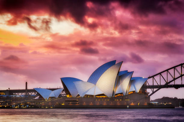 sy op br pourpre ciel - opera house sydney australia australia bay photos et images de collection