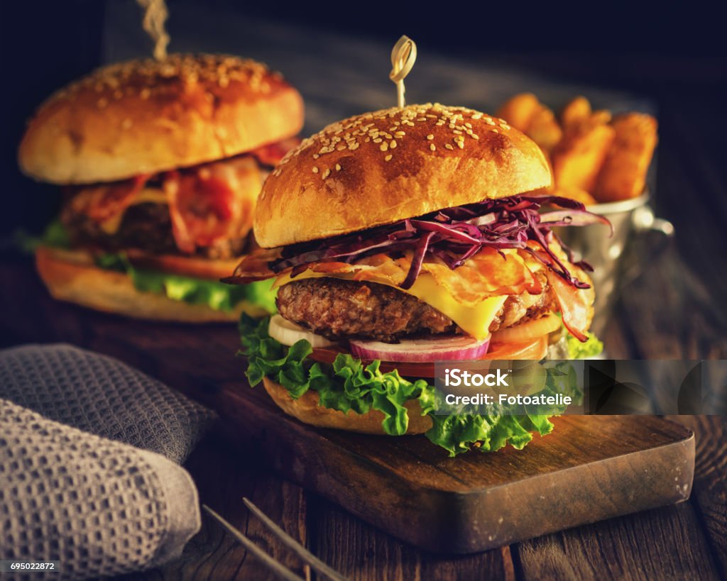 Вкусный домашний гамбургер на деревянном фоне - Стоковые фото Бургер роялти-фри