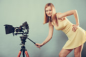 fotograf-frau-mit-einer-kamera-fotografieren.jpg?b=1&s=170x170&k=20&c=IbxzBezll7MAfTGofPli1lA5rSVEntc5vlEySDdJKzk=
