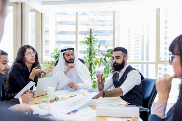 l'esecutivo aziendale arabo presiede un importante incontro di lavoro - agal foto e immagini stock