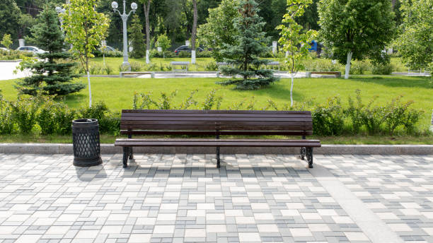 wooden bench in the city park - scenics pedestrian walkway footpath bench imagens e fotografias de stock
