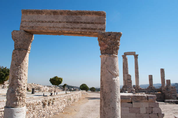 amman: panorama miasta i ruiny świątyni herkulesa, najważniejsza rzymska budowla w cytadeli ammańskiej, historyczne miejsce i jedno z oryginalnych jąder miasta - temple of heracles zdjęcia i obrazy z banku zdjęć