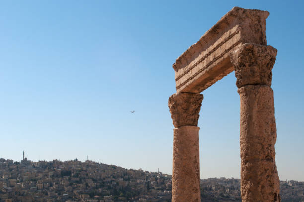 amman: panorama miasta i ruiny świątyni herkulesa, najważniejsza rzymska budowla w cytadeli ammańskiej, historyczne miejsce i jedno z oryginalnych jąder miasta - temple of heracles zdjęcia i obrazy z banku zdjęć