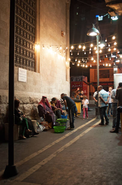 amman: wasser verkäufer nachts in einer gasse von amman, die hauptstadt und bevölkerungsreichste stadt des haschemitischen königreichs jordanien - jordan amman market people stock-fotos und bilder