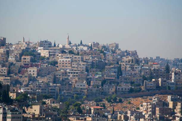 amman: panoramiczny widok na amman, stolicę, widziany ze szczytu cytadeli ammańskiej, historyczne i archeologiczne stanowisko i jedno z oryginalnych jąder miasta - temple of heracles zdjęcia i obrazy z banku zdjęć