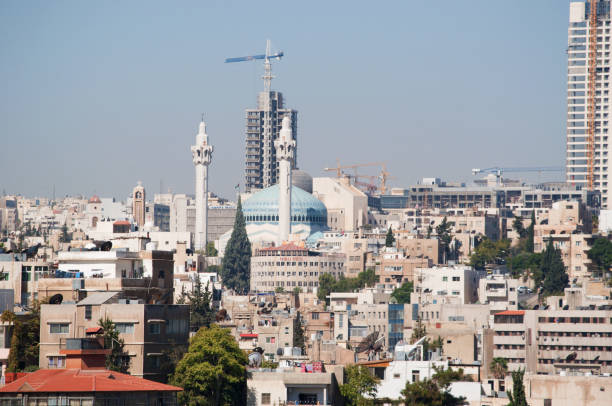 amman: panoramiczny widok na amman, stolicę, widziany ze szczytu cytadeli ammańskiej, historyczne i archeologiczne stanowisko i jedno z oryginalnych jąder miasta - temple of heracles zdjęcia i obrazy z banku zdjęć