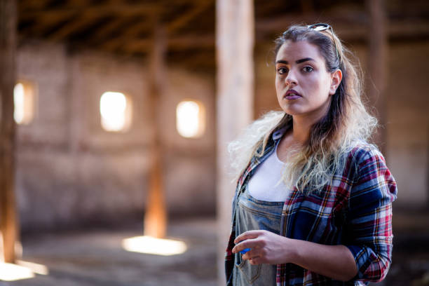 chica morena en bodega abandonada - community outreach child social worker waist up fotografías e imágenes de stock