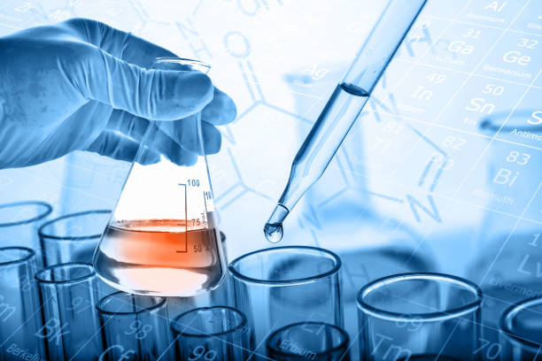 scienziato che tiene la fiaschetta con sfondo provetta - instrument of measurement fuel and power generation chemist chemistry foto e immagini stock