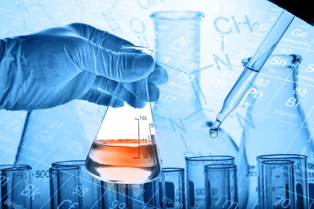 scienziato che tiene la fiaschetta con sfondo provetta - instrument of measurement fuel and power generation chemist chemistry foto e immagini stock