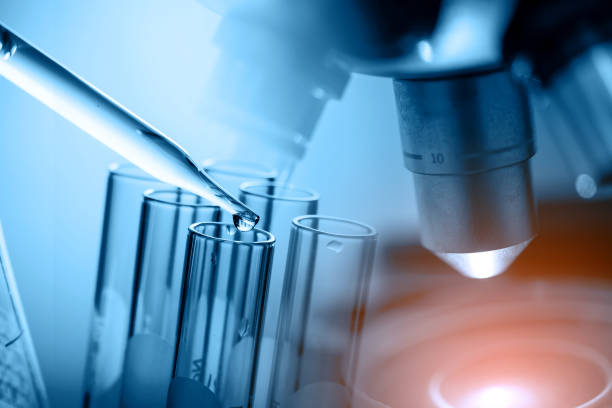 microscopio con vetreria da laboratorio - instrument of measurement fuel and power generation chemist chemistry foto e immagini stock