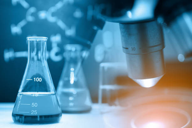 microscopio con cristalería de laboratorio - instrument of measurement fuel and power generation chemist chemistry fotografías e imágenes de stock