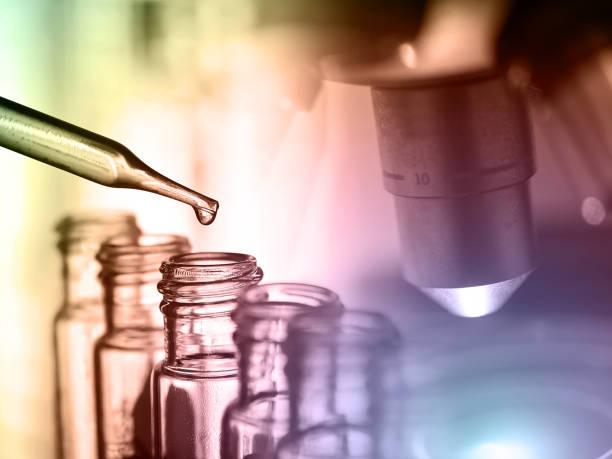 microscopio con cristalería de laboratorio - instrument of measurement fuel and power generation chemist chemistry fotografías e imágenes de stock