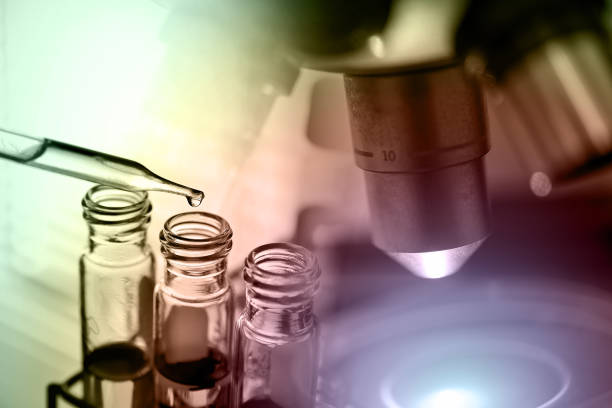 microscopio con cristalería de laboratorio - instrument of measurement fuel and power generation chemist chemistry fotografías e imágenes de stock