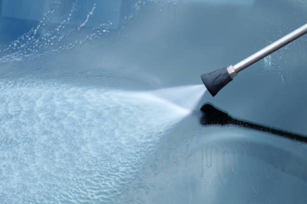 myjnia samochodowa - mycie samochodowe z myjką ciśnieniową - spraying water zdjęcia i obrazy z banku zdjęć