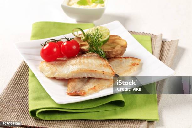 Hautlose Fischfilets Mit Ofenkartoffel Hälfte Stockfoto und mehr Bilder von Filetiert - Filetiert, Pollack, Dorsch