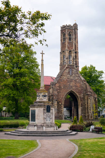 башня грейфрайарс и военный мемориал, кингс линн, норфолк - greyfriars church стоковые фото и изображения