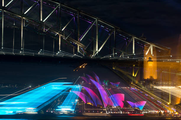 сиднейский оперный театр и мост харбор-бридж во время фестиваля vivid - sydney opera house sydney harbor opera house bright стоковые фото и изображения