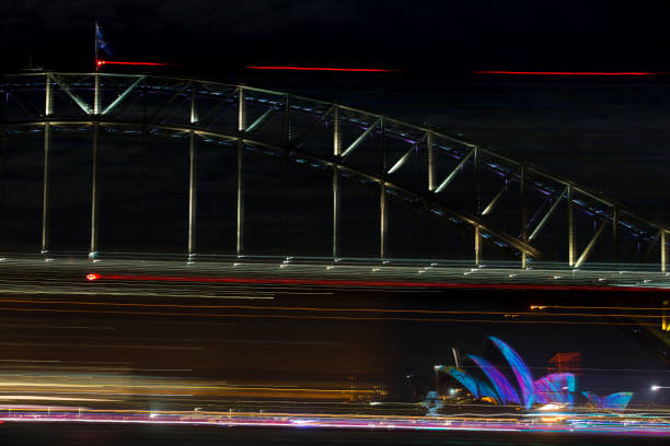 сиднейский оперный театр и мост харбор-бридж во время фестиваля vivid - sydney opera house sydney harbor opera house bright стоковые фото и изображения