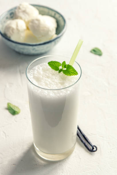 vanilla shake z lodami - smoothie banana smoothie milk shake banana zdjęcia i obrazy z banku zdjęć