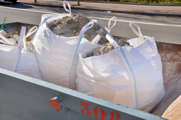 contenedores con bolsas de basura llenas de restos de hormigón - construction concrete large building activity fotografías e imágenes de stock