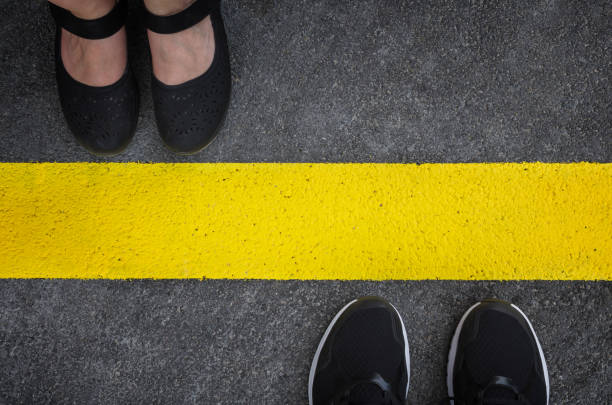 gambe di una coppia in piedi l'una di fronte all'altra - boundary foto e immagini stock