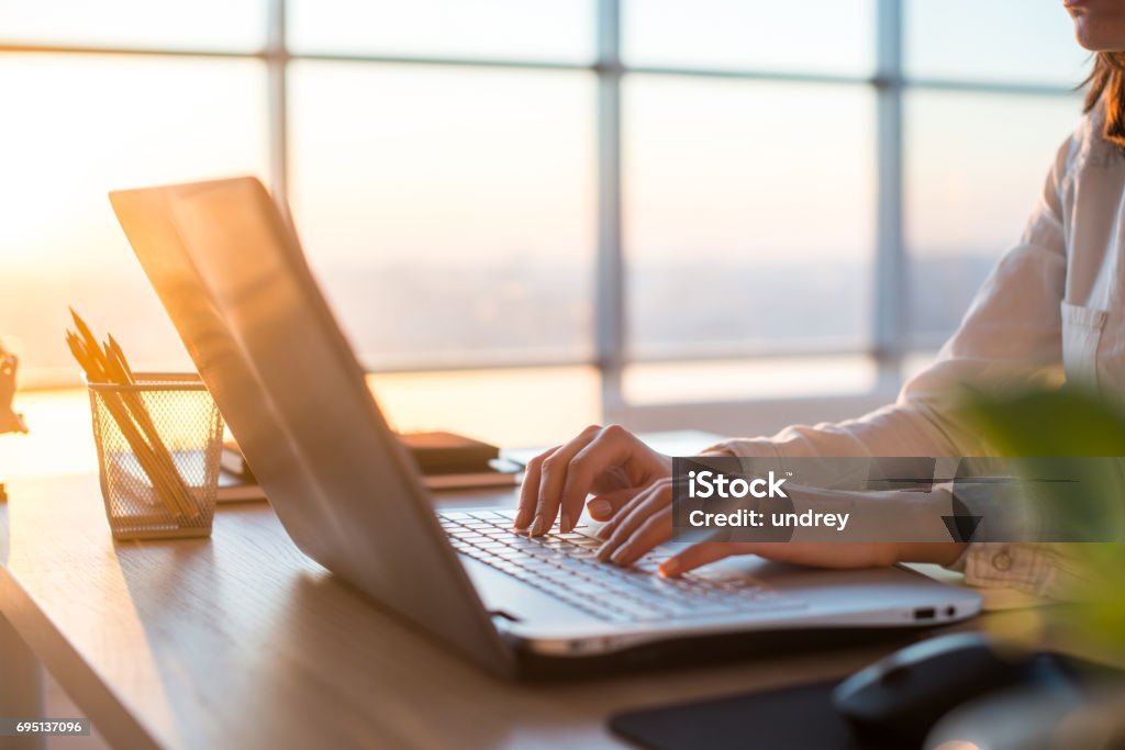 Teletrabajador femenino enviar mensajes de texto usando laptop e internet, trabajo online. Periodista freelance escribiendo en casa oficina, lugar de trabajo. - Foto de stock de Mano libre de derechos