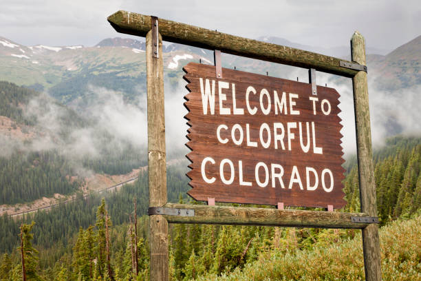 コロラド州へようこそ道路標識 - colorful colorado ストックフォトと画像