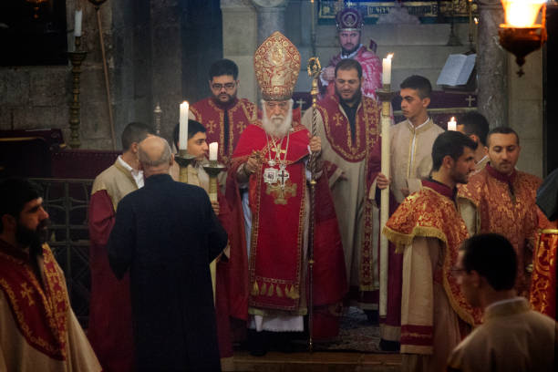 sevan gharibian w grobie świętym - cleric traditional culture spirituality religion zdjęcia i obrazy z banku zdjęć