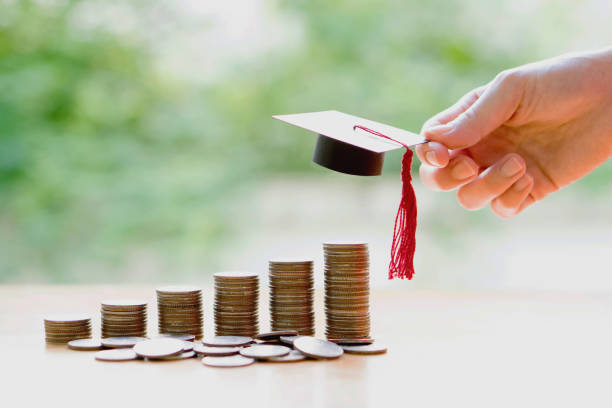 saveing de mujer para la educación - british coin fotografías e imágenes de stock