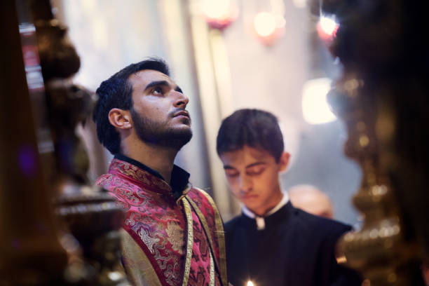 ormiański kapłan w grobie świętym - cleric traditional culture spirituality religion zdjęcia i obrazy z banku zdjęć