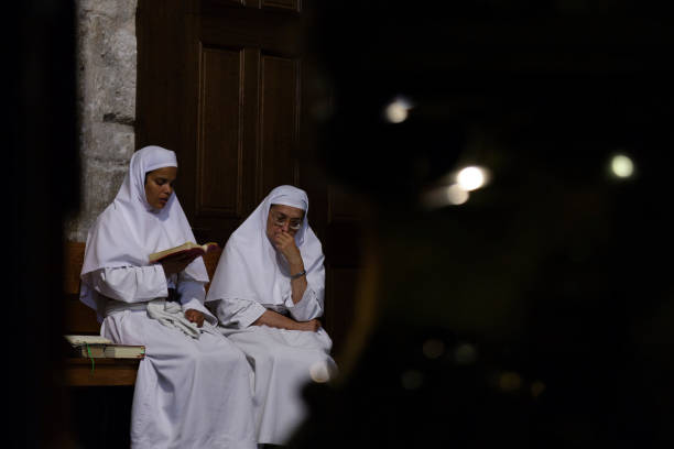 聖墳墓教会の修道女 - nun catholicism praying women ストックフォトと画像