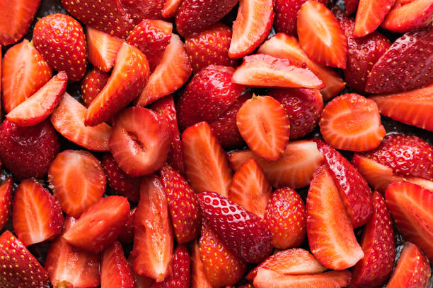 gesneden verse aardbeien achtergrond - strawberry stockfoto's en -beelden