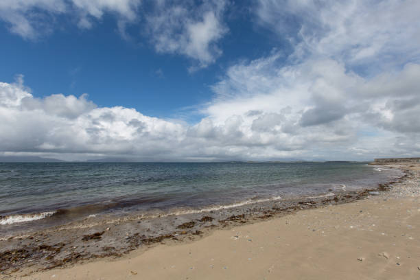 irlandzka plaża w słoneczny, ale blustery dzień - blustery zdjęcia i obrazy z banku zdjęć