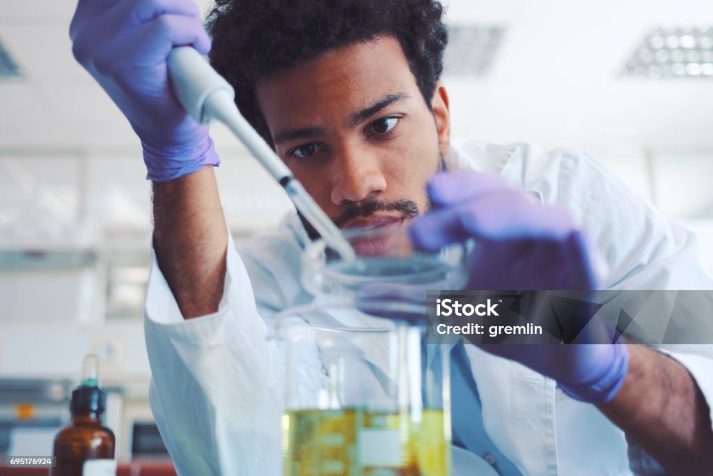 Jovem cientista trabalhando em laboratório - Foto de stock de Cientista royalty-free