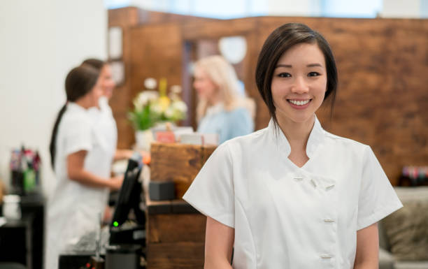 portrait d’une femme asiatique travaillant dans une station thermale - asian ethnicity asia massaging spa treatment photos et images de collection