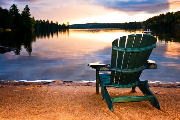 chaise en bois au coucher du soleil sur la plage - cottage autumn wood woods photos et images de collection