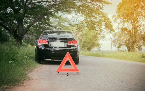 une panne de voiture avec triangle rouge d’une voiture sur la route - service land vehicle warning sign road photos et images de collection