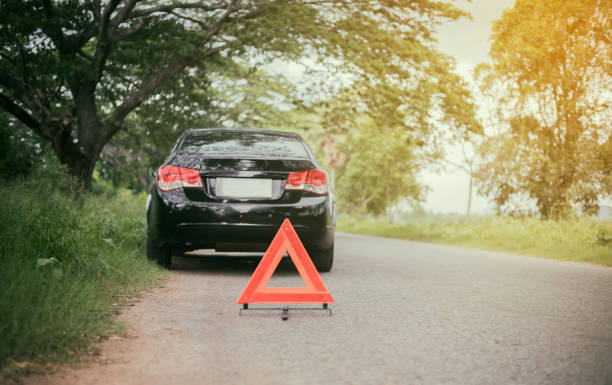 awaria samochodu z czerwonym trójkątem samochodu na drodze - warning triangle triangle car warning sign zdjęcia i obrazy z banku zdjęć