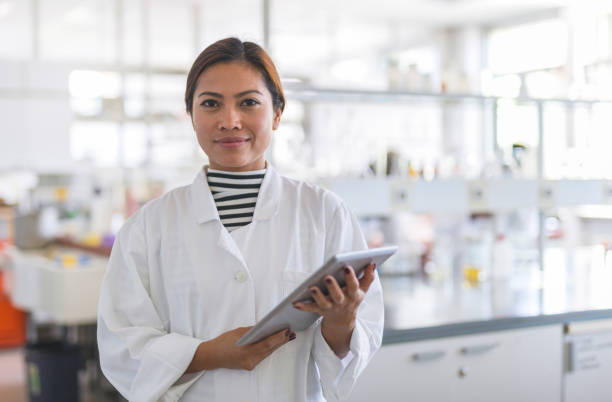 scienziato che lavora - research smiling scientist women foto e immagini stock