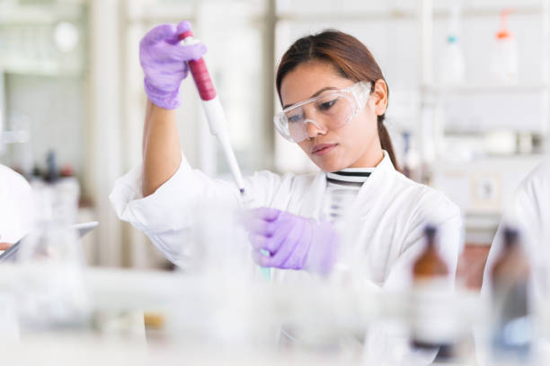 scientist pipetting - scientist research test tube lab coat imagens e fotografias de stock