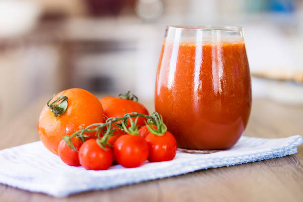 succo di pomodoro - healthy eating juice vegetable juice vegetable foto e immagini stock