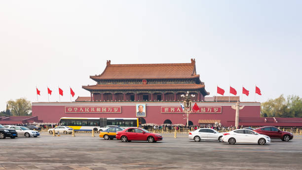 coches en la avenida de chang'an oeste cerca de tiananmen el - changan avenue fotografías e imágenes de stock