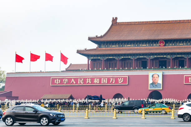 le monument de tiananmen et le coté ouest de l’avenue - changan avenue photos et images de collection