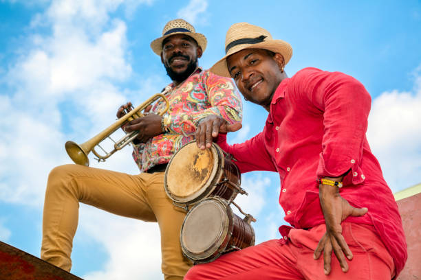 cuban músico com trompete, havana, cuba - trumpet jazz musician men - fotografias e filmes do acervo