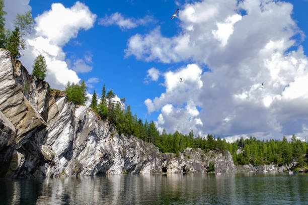 grande e massiccio canyon di marmo bianco - karelia foto e immagini stock