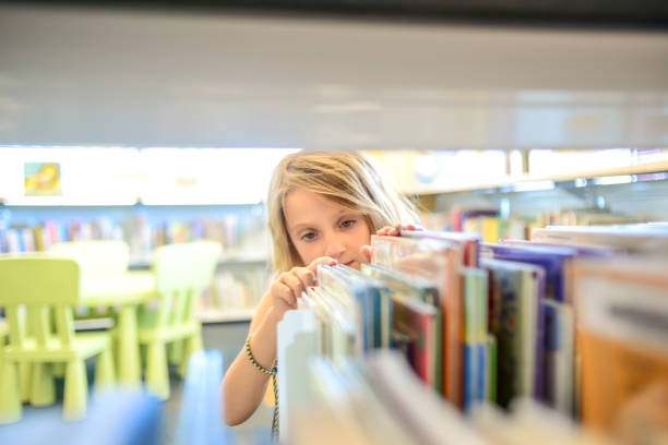 la biblioteca chica - school library fotografías e imágenes de stock