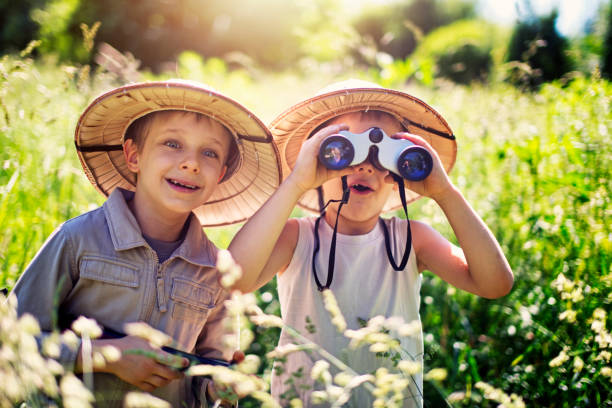 маленькие мальчики сафари изучения дикой природы - little boys discovery binoculars child стоковые фото и изображения