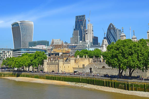 ロンドン塔とロンドンのモダンな高層ビル - crane skyline uk tower of london ストックフォトと画像